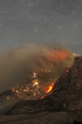 Le mont Sinabung en éruption, le 14 octobre 2014