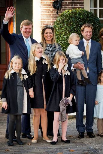 Le roi Willem-Alexander des Pays-Bas, la reine Maxima et leurs filles avec le prince Floris et son fils Willem Jan à Apeldoorn, le 9 novembre 2014