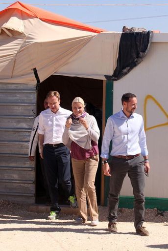 Mette-Marit et Haakon de Norvège visitent le camp de Zaatari dans la ville de Mafraq où vivent des réfugiés syriens, le 21 octobre 2014
