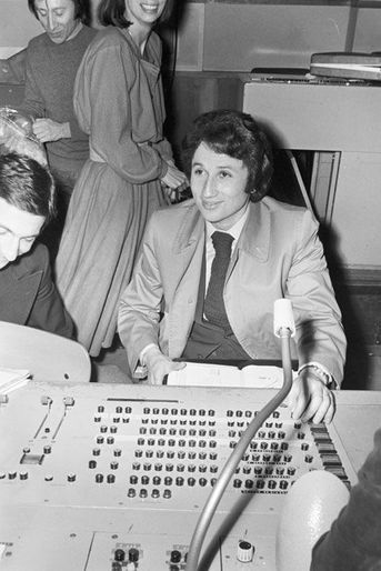 Paris- 30 Décembre 1974- Lors de la suppression de l&#039;ORTF en charge du service public de l&#039;audiovisuel, Michel Drucker, animateur de télévision, pose assis devant une console, souriant face à un micro, à la régie technique.