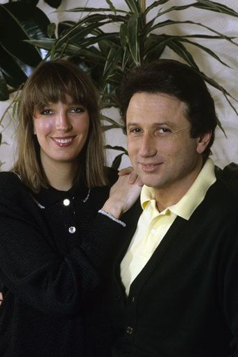 Février 1986- Portrait de Michel Drucker chez lui, en compagnie de sa belle-fille Stéphanie, fille de Dany Saval.