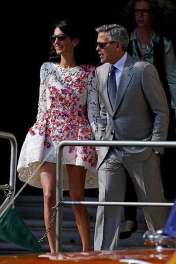 Amal Alamuddin en Giambattista Valli Couture et George Clooney : première apparition en tant que jeunes mariés à Venise, le 28 septembre 2014