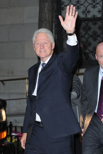 Bill Clinton, à la sortie de sa fille et de sa petite-fille de l’hôpital à New York, le 29 septembre 2014. 