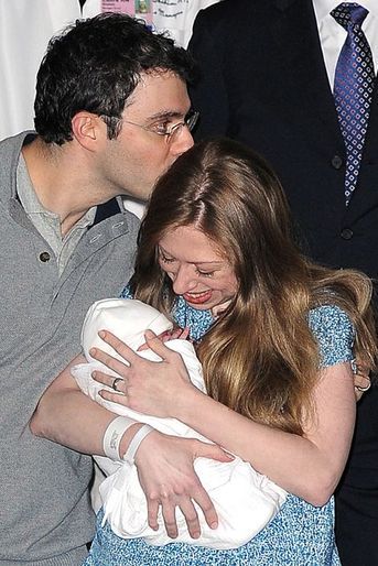 Chelsea Clinton, avec son bébé et son mari, sort de l’hôpital à New York, le 29 septembre 2014. 