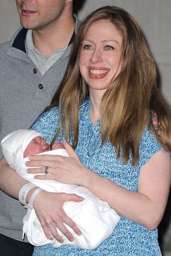 Chelsea Clinton avec son bébé et son mari sort de l’hôpital à New York, le 29 septembre 2014. 