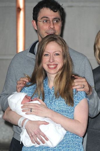 Chelsea Clinton avec son bébé et son mari sort de l’hôpital à New York, le 29 septembre 2014. 