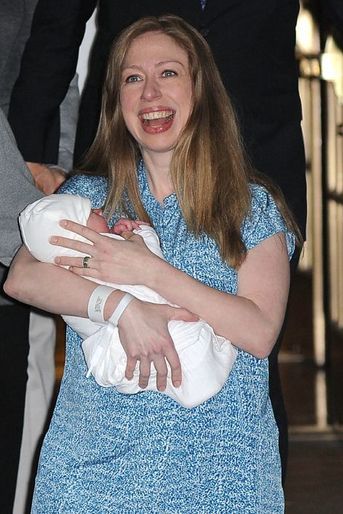 Chelsea Clinton avec son bébé sort de l’hôpital à New York, le 29 septembre 2014. 