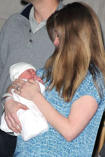 Chelsea Clinton avec son bébé sort de l’hôpital à New York, le 29 septembre 2014. 