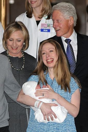 Chelsea Clinton et son bébé, avec Bill et Hillary Clinton, sortent de l’hôpital à New York, le 29 septembre 2014. 