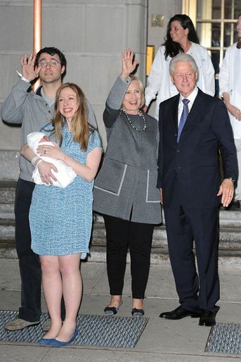 Chelsea Clinton et son bébé, avec son mari et Bill et Hillary Clinton, sortent de l’hôpital à New York, le 29 septembre 2014. 