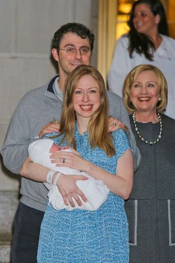 Chelsea Clinton et son bébé, avec son mari et Hillary Clinton, sortent de l’hôpital à New York, le 29 septembre 2014. 