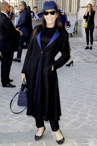 La femme d'affaires Mouna Ayoub assiste au défilé Christian Dior au Carré du Louvre, à Paris, le 26 septembre 2014