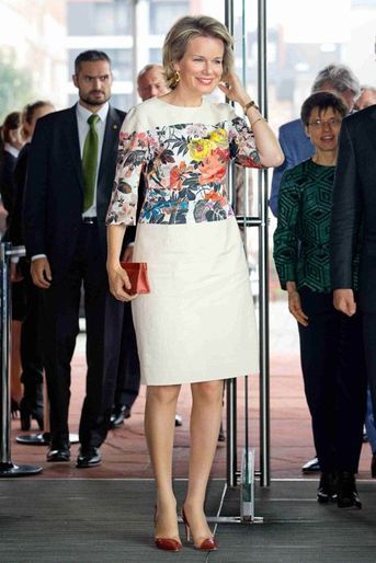 La reine Mathilde de Belgique inaugure une exposition sur les religions à Antwerp, en Belgique, le 24 septembre 2014