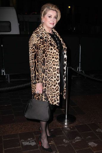 Le manteau léopard : Catherine Deneuve assiste au défilé Lanvin automne-hiver 2014-2015 à Paris, le 27 février 2014