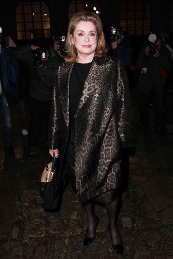 Le manteau léopard : Catherine Deneuve assiste au défilé Saint Laurent automne-hiver 2014-2015 à Paris, le 3 mars 2014