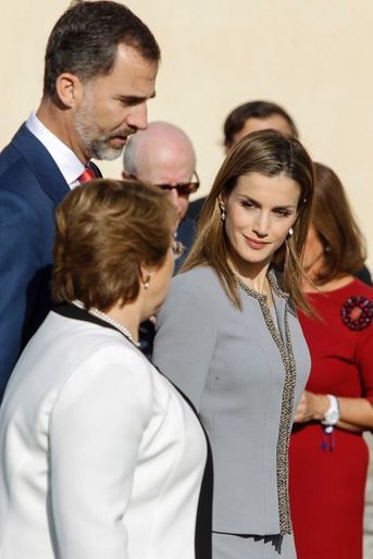 Le roi Felipe VI d’Espagne et la reine Letizia reçoivent Michelle Bachelet au palais du Pardo à Madrid, le 29 octobre 2014
