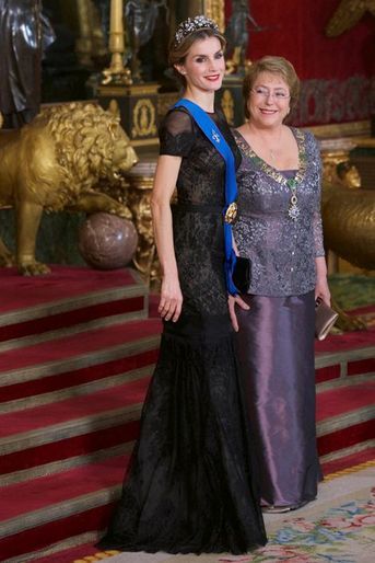 Le roi Felipe VI d’Espagne et la reine Letizia reçoivent Michelle Bachelet au palais royal à Madrid, le 29 octobre 2014