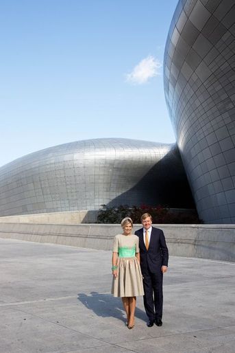 Le roi Willem-Alexander des Pays-Bas et la reine Maxima visitent la Dongdaemun design Plaza à Séoul, le 3 novembre 2014