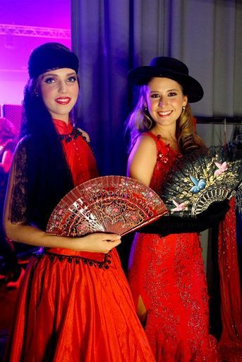 Marie-Laure Cornu, Miss Prestige National 2014, et Wendy Grenier, Miss Paris Ile de France 2013, à Rungis le 31 octobre 2014
