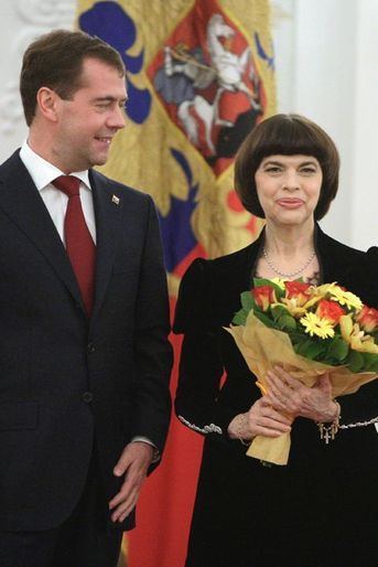 Mireille Mathieu avec le président de Russie Dmitry Medvedev à Moscou le 4 novembre 2010