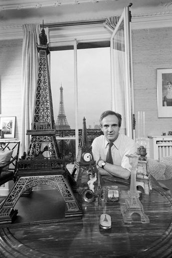 Paris, 12 septembre 1980, dans son appartement avec vue sur la Tour Eiffel, le réalisateur François TRUFFAUT pose avec sa collection d&#039;objets à l&#039;effigie du monument.