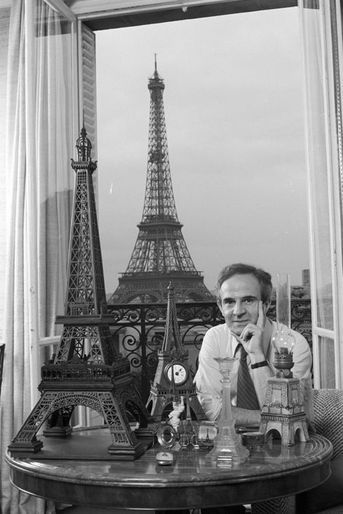 Paris, 12 septembre 1980, dans son appartement avec vue sur la Tour Eiffel, le réalisateur François TRUFFAUT pose avec sa collection d'objets à l'effigie du monument.