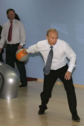 Vladimir Poutine joue au bowling à Vilyuchinsk, en septembre 2007