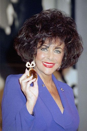 En 1997, Elisabeth Taylor posait avec son nouveau parfum Fragrant Jewel Collection à New-York. Son eau de toilette White Diamonds reste à ce jour le parfum de star qui s’est le plus vendu à travers le monde.