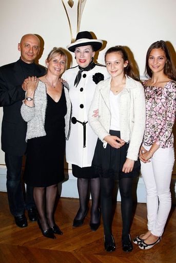 Geneviève de Fontenay, avec son fils Xavier, sa belle-fille et ses petites-filles, à Saint-Cloud, le 23 septembre 2014.