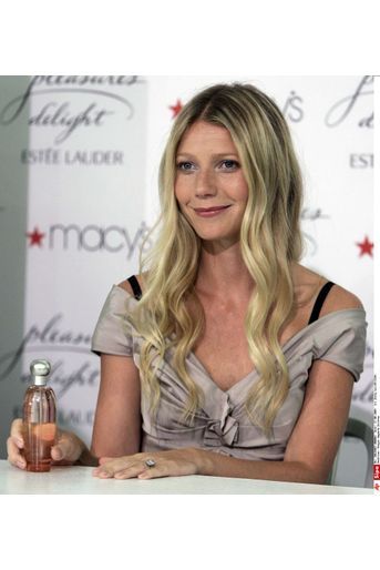 Associée à Estée Lauder, Gwyneth Paltrow a lancé Pleasure by Gwyneth Paltrow en avant-première à Beverly Hills à l’automne 2006. Tous les bénéfices des ventes ont été reversés à la fondation Breast Cancer Research.