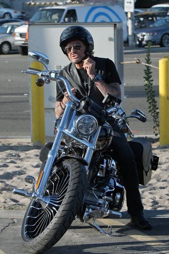 Johnny Hallyday, balade en famille et entre amis à Malibu, le 20 septembre 2014.