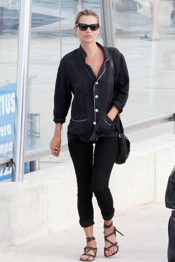 La chemise destructurée: Kate Moss à Formentera, en Espagne, le 19 août 2014