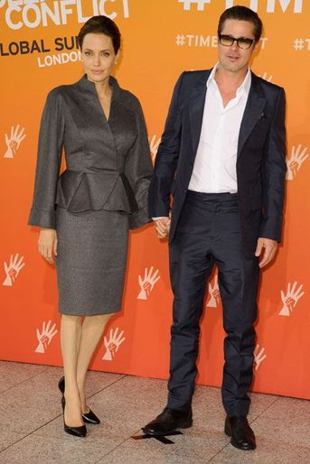 La chemise faussement classique : Angelina Jolie en Atelier Versace à Londres, le 13 juin 2014