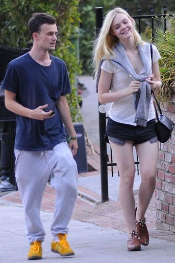 La jeune actrice Elle Fanning en compagnie de son petit-ami à Los Feliz, en Californie, le 30 août 2014