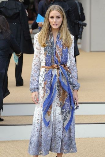 La styliste Olivia Palermo assiste au défilé printemps-été 2015 Burberry Prorsum dans une tenue de la griffe, lors de la Gashion Week de Londres...