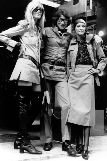 Le mannequin Betty Catroux (à gauche) aux côtés d&#039;Yves Saint Laurent et de Loulou de la Falaise, le 10 septembre 1969 à Londres