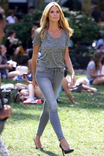 Le top model Heidi Klum sur un tournage à New York, le 27 août 2014