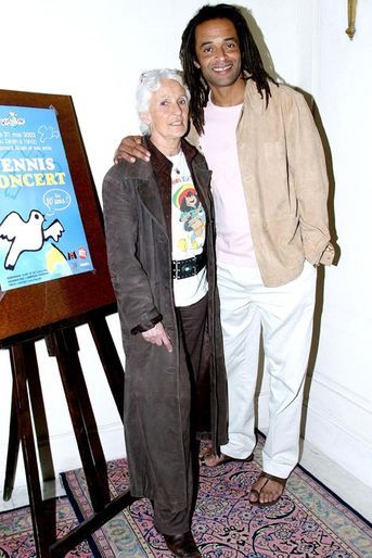 Yannick Noah et sa mère Marie-Claire, à Paris le 7 avril 2003.