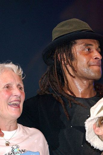 Yannick Noah et sa mère Marie-Claire au concert Les Enfants de la Terre à Paris, le 31 mai 2003