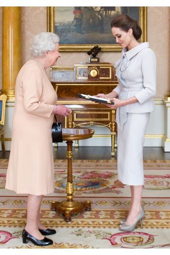 Sa Majesté décore la star - La reine Elizabeth l’appelle Dame Angelina Jolie