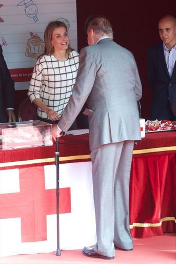 Letizia, Sofia et Juan Carlos portent l’étendard de la Croix-Rouge 