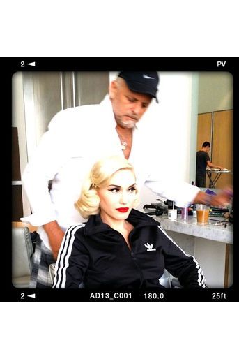 Gwen Stefani en pleine séance de maquillage