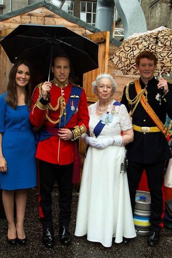 Kate, le prince William, la reine Elizabeth II et le prince Harry