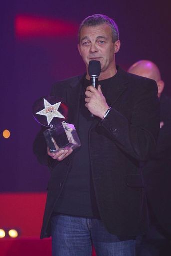 Le père de Grégory Lemarchal, Pierre, reçoit un prix des Etoiles Chérie FM pour lui en novembre 2011