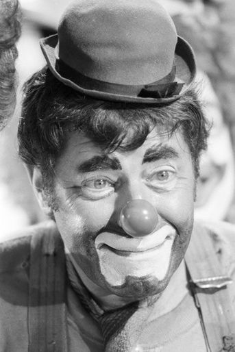 Pompano Beach (Floride), mars 1979 : tournage du film &quot;AU BOULOT... JERRY !&quot; (&quot;Hardly Working&quot;) de et avec Jerry LEWIS. Portrait en gros plan de Jerry LEWIS maquillé et déguisé en clown avec un nez rouge