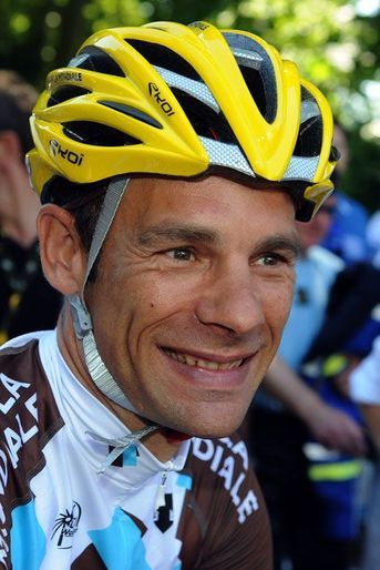 Vice-champion olympique de VTT en 2008 à Pékin, Jean-Christophe Péraud a ensuite entamé une carrière sur route. Malgré ses 37 ans, il n'est professionnel que depuis 5 ans. Il compte déjà un Top 10 dans le Tour de France en 2011 et s'était fixé avant le départ l'objectif d'être entre la sixième et la huitième place. Actuel septième il est à seulement 1'10 du podium et «dans la forme de sa vie» comme le confiait ce vendredi 18 juillet son directeur sportif Vincent Lavenu à France Télévisions.