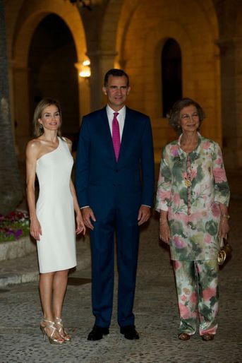 Royal Blog - Espagne - Letizia et Sofia, les reines rayonnent autour du roi 