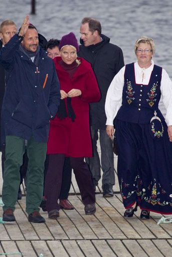 Norvège  - Mette-Marit et Haakon, sous la pluie mais souriants