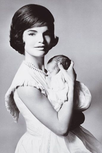 A la veille de son entrée à la Maison-Blanche (le 3 janvier 1961), Jackie pose dans la propriété d'hiver de ses beaux-parents à Palm Beach, avec son nouveau-né  John F. Kennedy Jr âgé de 1 mois.