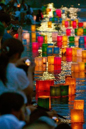 Des lanternes flottant sur la rivière Motoyasu
